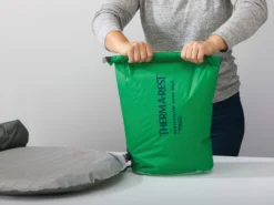 Pompzak Thermarest BlockerLite Pump Sack Green -Winkel Voor Kampeerartikelen Voor Buiten 13228 thermarest blockerlite pump sack pine 20 liters inuse