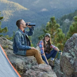 Thermosbeker Stanley The Trigger Action Travel Mug Wine 0,25L -Winkel Voor Kampeerartikelen Voor Buiten 5 Stanley20 20The20Trigger Action20Travel20Mug20Lifestyle20Images20 201